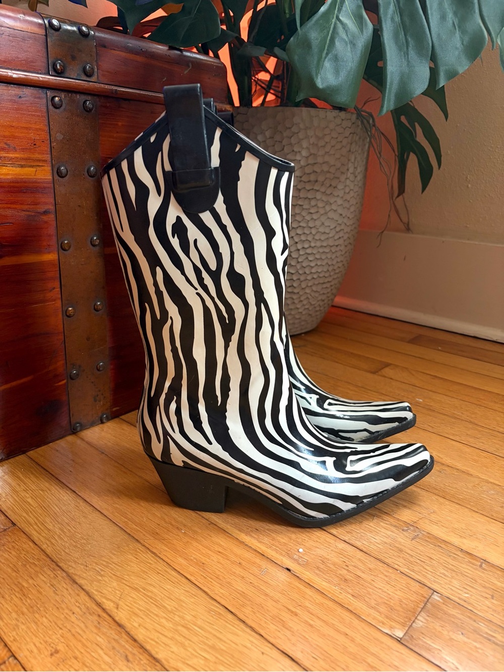 Y2K funky indie sleaze zebra festival going out cowgirl rain boots size 7